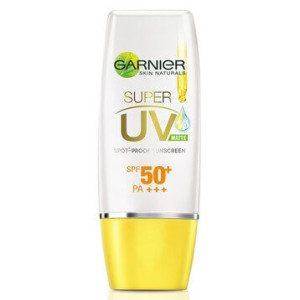 Kem chống nắng Garnier skin naturals Light Complete Super UV